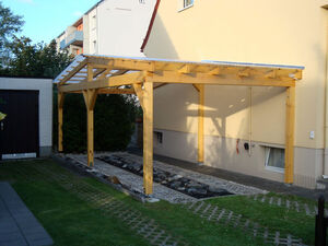 Carport nach Kundenwunsch angefertigt aus Kiefernholz mit Lasur gestrichen - eingedeckt mit Wellplatten